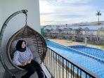 Pengujung-menikmati-pemandangan-dari-rumah-The-Mutiara-Lagoon.jpg