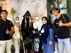 Pengunjung-berfoto-bersama-hantu-pajangan-di-basement-Grandmall-Maros.jpg