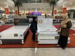 Pengunjung-sedang-melihat-produk-springbed-di-pemeran-akhir-tahun-Mall-GTC-Makassar-123.jpg