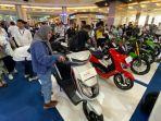 Pengunjung-sedang-melihat-unit-United-E-Motor-di-Trans-Studio-Mall-TSM-Makassar-m.jpg