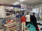 Pengunjung-sedang-transaksi-di-kasir-salah-satu-Indomaret-di-Jl-Abdullah-1.jpg