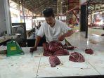 Penjual-daging-sapi-Usman-Dg-Nai-saat-ditemui-di-kiosnya-di-Pasar-Pabaeng-Baeng.jpg