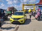Penumpang-baru-saja-turun-dari-kapal-feri-KMP-Kormomolin-di-Pelabuhan-Bira.jpg