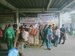 Penumpang-kapal-yang-sedang-menunggu-di-ruang-tunggu-pelabuhan-Makassar.jpg