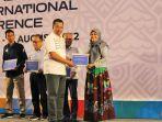Penyerahan-Penghargaan-kepada-Wabup-Maros-Suhartina-Bohari.jpg