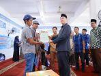 Penyerahan-sertifikat-dan-bantuan-oleh-Bupati-Pangkep-Muhammad-Yusran-Lalogau.jpg