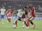 Penyerang-Persib-Bandung-Ciro-Alves-dikepung-dua-pemain-Bali-United.jpg