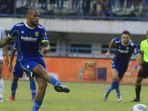 Penyerang-Persib-Bandung-David-da-Silva-saat-mengeksekusi-penalti.jpg