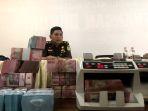 Penyidik-memajang-uang-pecahan-Rp-100000-45.jpg