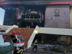 Petugas-Damkar-Makassar-tampak-memadamkan-sisa-api-di-lantai-1-Gedung-DPRD-Sulsel.jpg