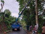 Petugas-PLN-benahi-tiang-yang-ditimpa-pohon-di-Desa-Talle-SinjaiSAMBA.jpg