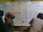 Petugas-di-TPS-1-Desa-Telle-sementara-merekap-perolehan-suara.jpg