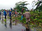 Petugas-gabungan-dari-BPBD-dan-Damkar-Parepare-mengevakuasi-pohon-tumbang.jpg