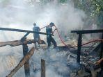 Petugas-pemadam-kebakaran-Bulukumba-padamkan-api-rumah-warga-Jusman-di-Kalumeme.jpg