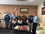 Pimpinan-SALUT-Bandar-Madani-menyerahkan-hadiah.jpg