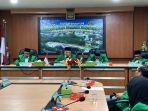 Pimpinan-UMI-saat-konferensi-pers-di-lantai-9-Menara-UMI1212222.jpg
