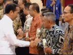 Pj-Bupati-Bone-Andi-Islamuddin-saat-menerima-penghargaan-TPID-terbaik-oleh-Presiden-RI.jpg
