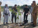 Pj-Bupati-Jeneponto-Junaedi-Bakri-tanam-pohon-di-Lingkungan-Tarrusang-Jeneponto.jpg
