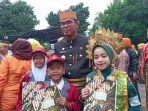 Pj-Bupati-Takalar-Setiawan-Aswad-memberikan-penghargaan-siswa-SD-terbaik-Kabupaten-Takalar.jpg