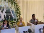 Pj-Gubernur-Bahtiar-bersama-keluarga-saat-memilih-di-bilik-suara-TPS-001-Sawerigading.jpg