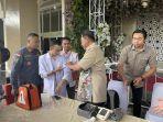 Pj-Gubernur-Bahtiar-mengecek-kesiapan-tim-kesehatan-di-TPS-001-Sawerigading.jpg