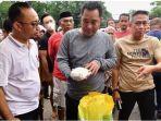 Pj-Gubernur-Sulsel-Bahtiar-Baharuddin-saat-ikut-Gerakan-Pangan-Murah-di-Kabupaten-Bone.jpg