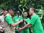 Pj-Gubernur-Sulsel-Prof-Zudan-Arif-Fakrulloh-menyerahkan-bantuan-pohon.jpg