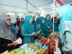 Pj-Ketua-TP-PKK-Sofha-Marwah-saat-meninjau-lapak-jualan-UMKM-di-Ramadhan-Festive-2024.jpg