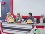 Plh-Rektor-UNM-Prof-Farida-Patittingi-saat-memberi-pengarahan-di-Fakultas-Seni-dan-Desain.jpg