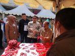 Plt-Kepala-Dinas-Ketahanan-Pangan-Sulsel-Tautoto-TR-saat-mengunjungi-bazar-pangan-murah.jpg