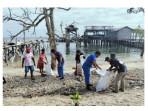 Polairud Polda Maluku dan Warga Pesisir Kerja Bakti Bersihkan Pantai di Kepulauan Aru