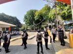 Polisi-berjaga-jaga-di-lokasi-bentrok-dua-kelompok-mahasiswa-di-dalam-kampus-UNM-e.jpg