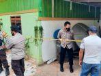 Polisi-melakukan-olah-TKP-di-rumah-korban-Kelurahan-Padang-Iring-Kecamatan-Rantetayo.jpg