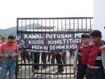 Polisi-melakukan-penjagaan-di-DPRD-Palopo-saat-mahasiswa-melakukan-aksi-unjuk-rasa.jpg
