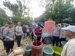 Polres-Wajo-yang-dipimpin-Kapolres-AKBP-Fatchur-Rachman-menyalurkan-6-mobil-tangki-air-bersih.jpg