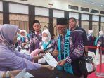 Potret-Calon-Haji-Embarkasi-Makassar-diberi-uang-saku-k.jpg