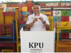 Potret-Pj-Bupati-Bone-Andi-Winarno-saat-menyalurkan-hak-suaranya-di-TPS.jpg