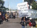 Potret-petani-Polongbangkeng-di-depan-Kantor-Bupati-Takalar-000.jpg