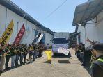 Prodouct-Support-Director-PT-United-Tractors-Idot-Supriadi-melepas-pengiriman-pertama.jpg