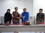 Prof-Andi-Sukri-Syamsuri-menghadiahkan-buku-karya-tulisnya-ke-Kepala-Balai-Bahasa.jpg