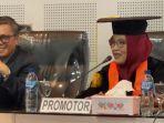 Prof-Dr-Dwia-Aries-Tina-Pulubuhu-tersenyum-di-samping-Co-Promotor-Dr-M-Rahmat-Muhammad.jpg
