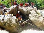 Proses-evakuasi-satu-korban-mobil-terjun-ke-sungai-di-Salubarani.jpg