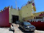 Proses-loading-unloading-kendaraan-listrik-yang-didistribusikan-Kalla-Transport-Logistics.jpg