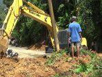 Proses-pembukaan-akses-jalan-poros-Latuppa-Bastem-dari-tanah-longsoran-Sabtu-3032024.jpg