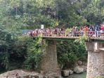 Proses-pencarian-mahasiswa-UKI-Toraja-yang-tenggelam-di-sungai-Rea-Tulaklangi.jpg