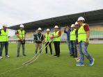 Proses-uji-rumput-yang-dilakukan-Asprov-PSSI-Sulsel-di-Stadion-BJ-Habibie.jpg