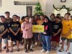 Public-Relations-Manager-PT-GMTD-Tbk-Anggraini-menyerahkan-bantuan-CSR.jpg