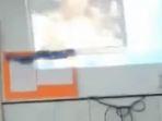 Publik-dihebohkan-dengan-video-guru-yang-memutar-video-hot-di-dalam-kelas.jpg