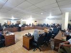 Puluhan-Kontraktor-datangi-Kantor-DPRD-Bone-Rabu-312024-1.jpg