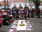 Puluhan-buruh-dari-Serikat-Buruh-Industri-Pertambangan-dan-Energi.jpg